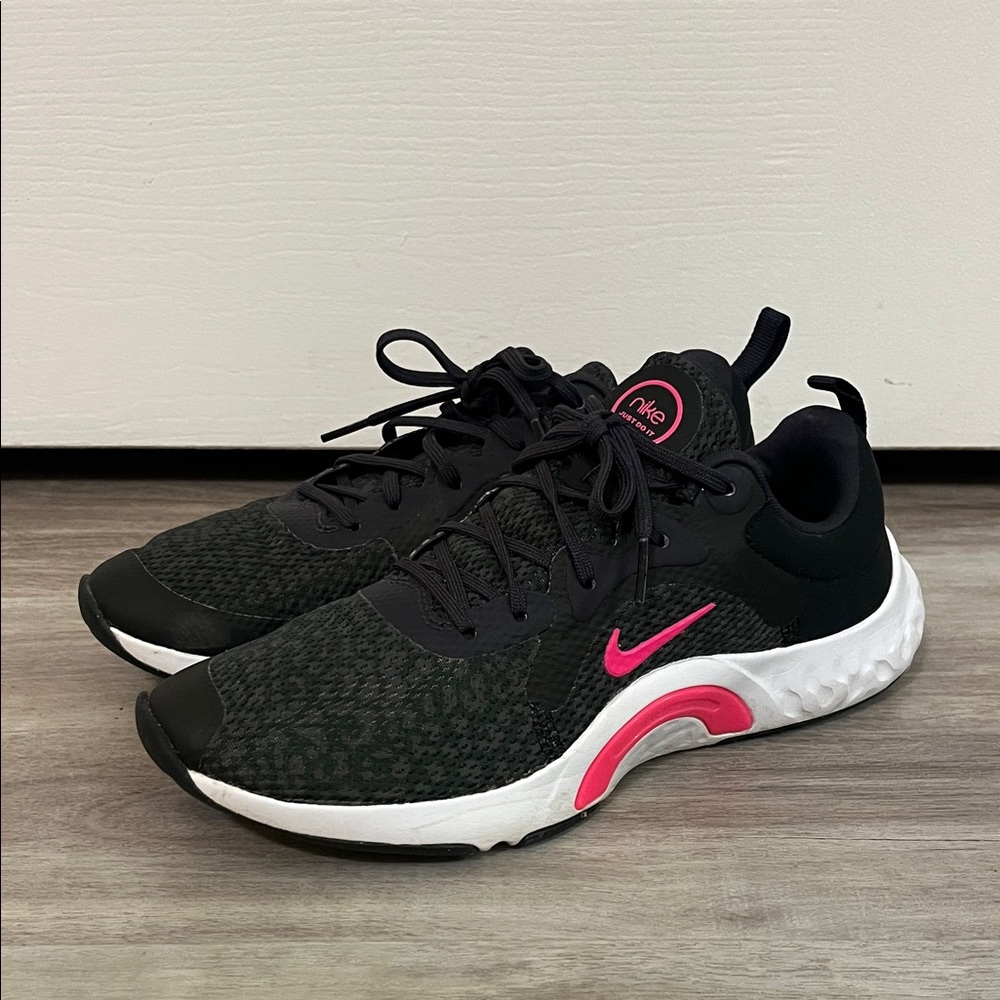 Nike Women's Black and Pink Athletic Shoes